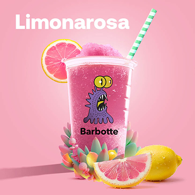 Boisson rose avec citron et paille