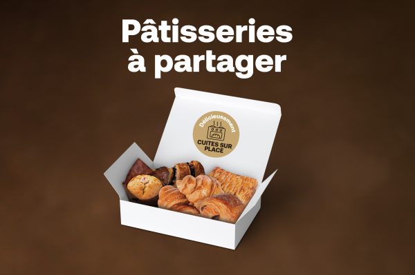 Boîte de pâtisseries fraîchement cuites à partager.